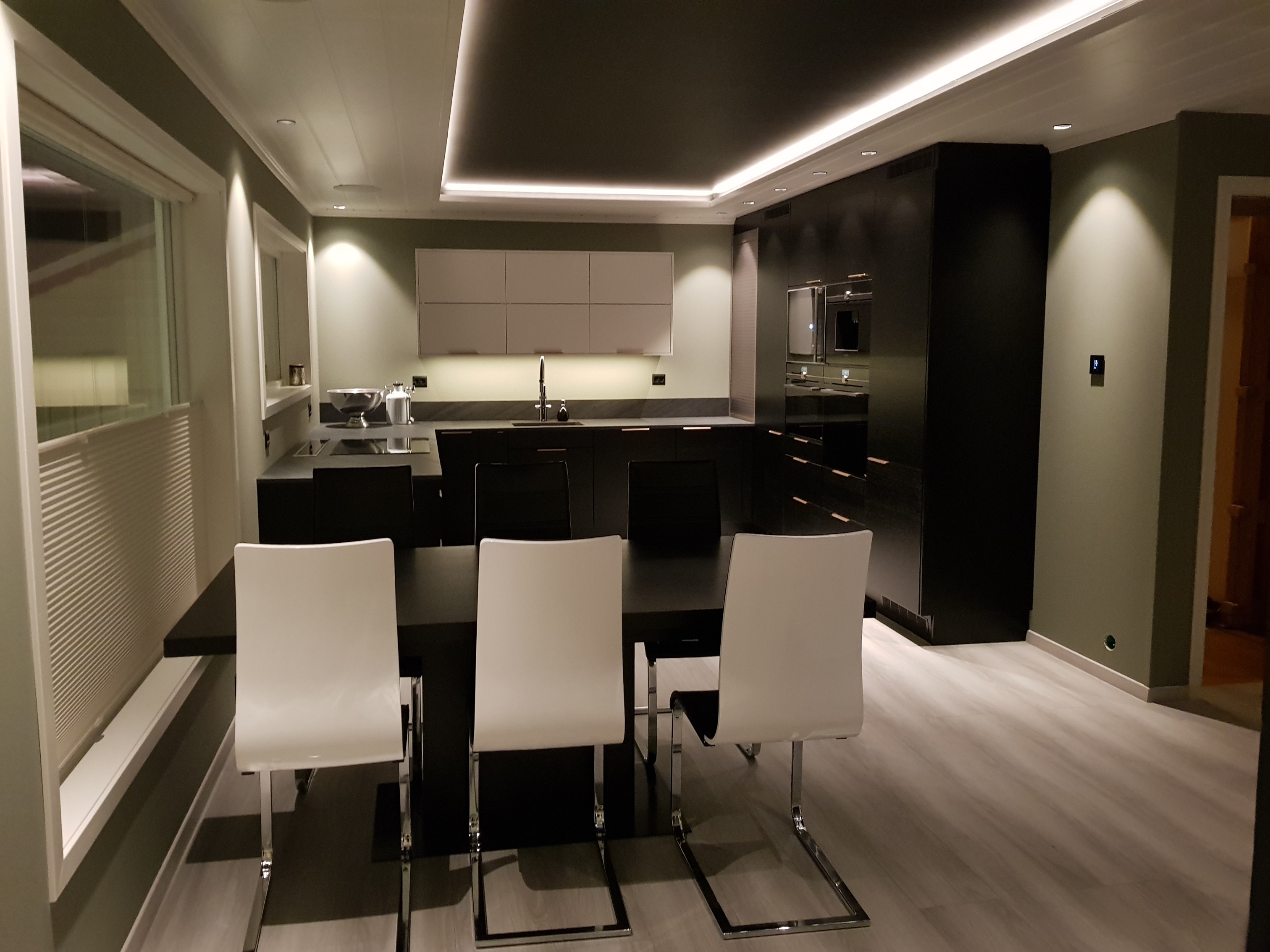 Enebolig - Indirekte belysning med LED-Strip og downlights